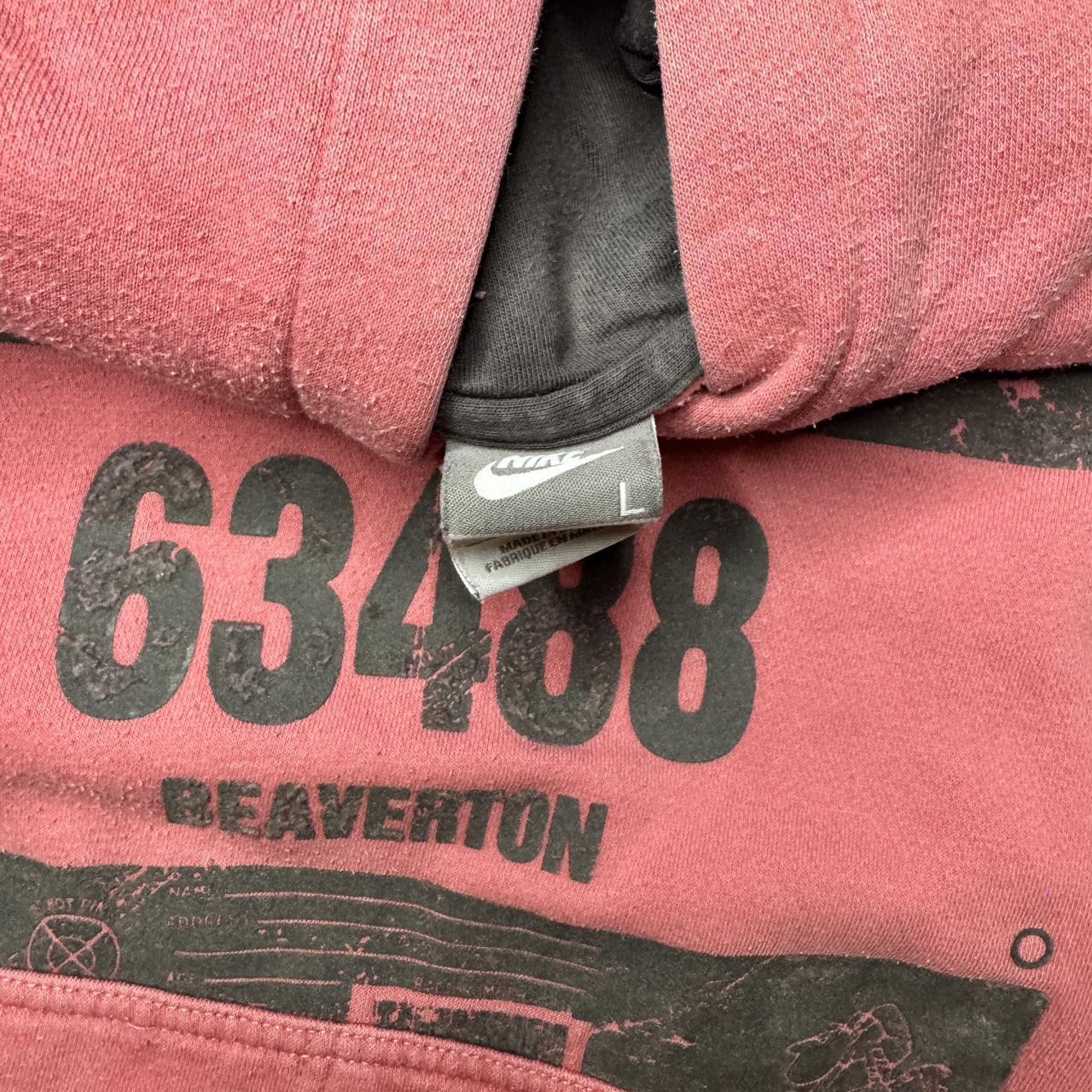 Retro vibes with this vintage Nike hoodie in a faded pink/red tone