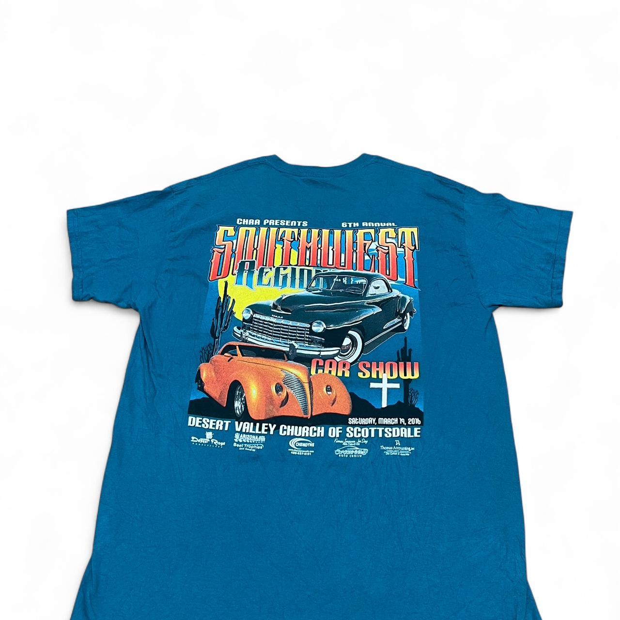 Blue Graphic Car Tee – Retro Racing Print – Single Stitch Style