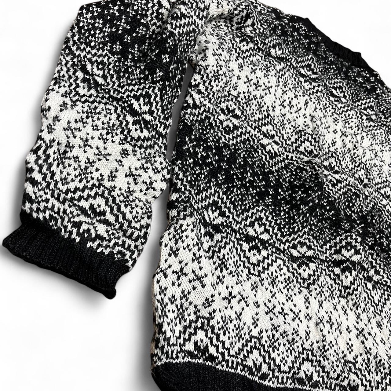 Black & White Jumper – Real Life (M)